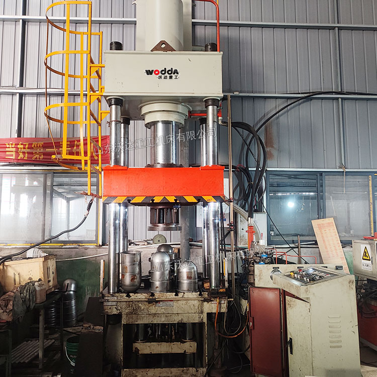 315噸不銹鋼內(nèi)膽拉伸機現(xiàn)場