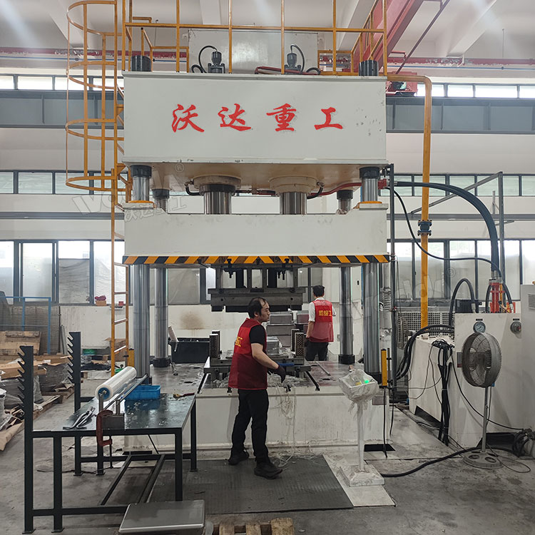 500噸不銹鋼水槽拉伸液壓機客戶現場
